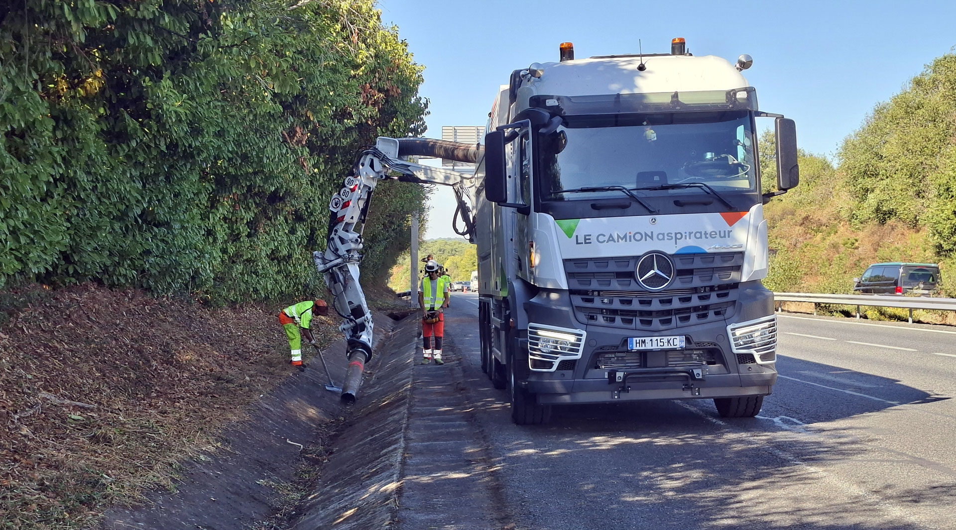 Nettoyage et entretien des infrastructures routières : Le Camion Aspirateur intervient sur la RN165